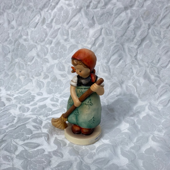 4.75" Hummel Figurine "Little Sweeper" Goebel W Germany 1984 Excellent Condition - Picture 2 of 9